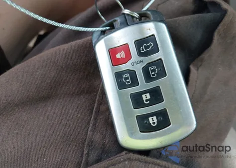 2011 Toyota Sienna Xle V6 z USA, uszkodzony, nr VIN 5TDYK3DC7BS167104